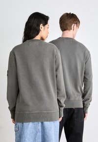 Calvin Klein Jeans WASHED BADGE CREW NECK UNISEX - Sudadera - endless grey