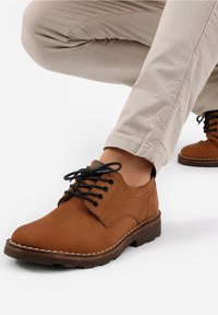 Wojas Volnočasové šněrovací boty - light brown