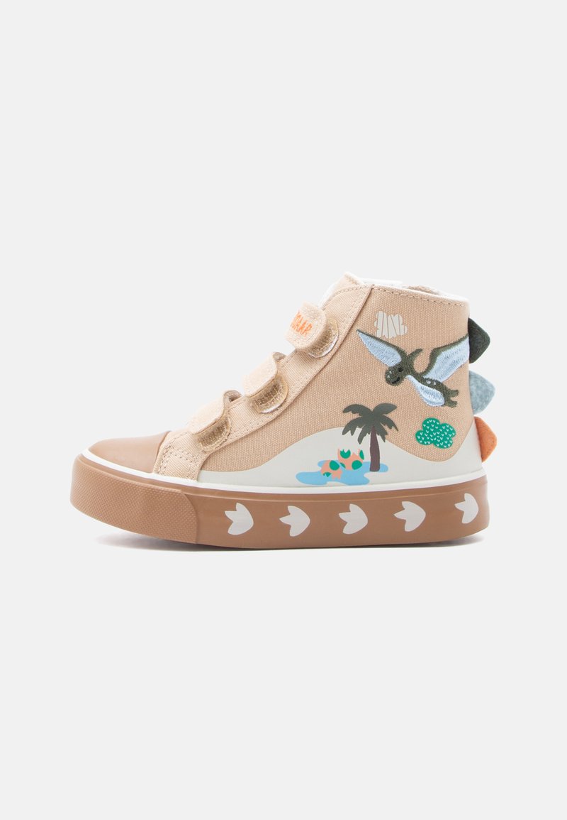 Μπεζ παιδικό ψηλό αθλητικό παπούτσι με τρεις λουριά βέλκρο, εικονογραφήσεις δεινόσαυρου και φοίνικα, και πολύχρωμες υφασμάτινες ακίδες στη φτέρνα.