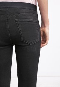 GAP Vaqueros slim fit - black denim