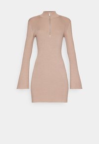 Robe mini beige en maille côtelée à manches longues, col montant et fermeture éclair sur le devant, silhouette ajustée, présentée sur un fond uni.