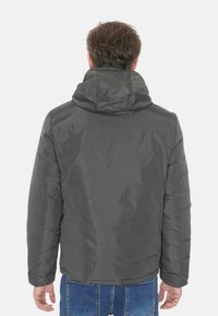 Giacca a vento grigia con colletto alto e cappuccio staccabile. Caratterizzata da maniche lunghe e una texture liscia e lucida. Senza motivi visibili.