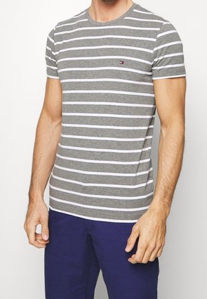 Graues Rundhals-T-Shirt mit weißen horizontalen Streifen, kurzen Ärmeln und einem kleinen gestickten Logo auf der Brust. Der Stoff wirkt weich und glatt.