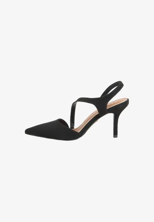 Scarpa slingback in suede nero con punta affusolata, design a taglio e tacco alto sottile con cinturino posteriore per supporto.