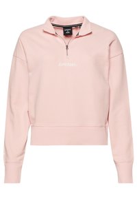Sudadera de cremallera en rosa claro con un alto cuello, puños y dobladillo acanalados, que presenta un pequeño logo de "Superdry" en la parte frontal. Textura suave, diseño casual.