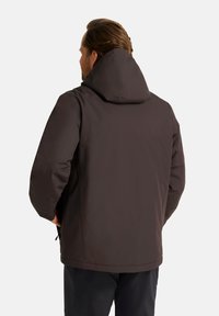 Veste imperméable marron foncé avec capuche, texture douce et manches longues. Présente un ourlet droit et un design minimaliste.