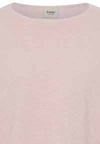 Pull en maille côtelée rose clair avec un col rond et une étiquette de la marque "fransa" cousue à l'intérieur du col.