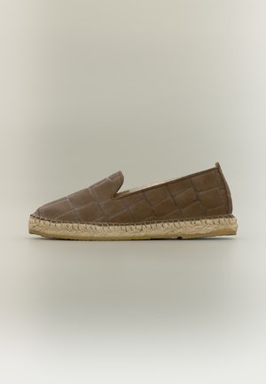 Brauner Espadrille-Schuh zum Hineinschlüpfen mit gesteppter Textur und geflochtener Jutesohle vor neutralem Hintergrund, Seitenansicht.