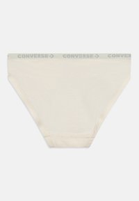 Κρέμα βαμβακερά σλιπάκια με ζώνη σε ανοιχτό γκρι που έχει την ένδειξη "CONVERSE" εκτυπωμένη σε επαναλαμβανόμενο μοτίβο. Λείος υφασμάτινος χαρακτήρας, κανονική κοπή.