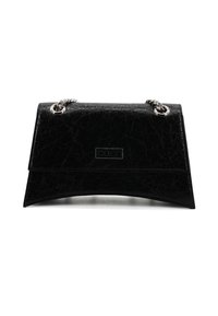 Borsa a tracolla in pelle nera con una texture crepata, fondo curvo e tracolla in catena argentata. Presenta un logo rettangolare sul davanti.