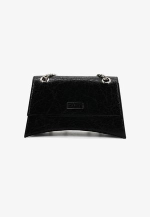 Borsa a tracolla in pelle nera con una texture crepata, fondo curvo e tracolla in catena argentata. Presenta un logo rettangolare sul davanti.