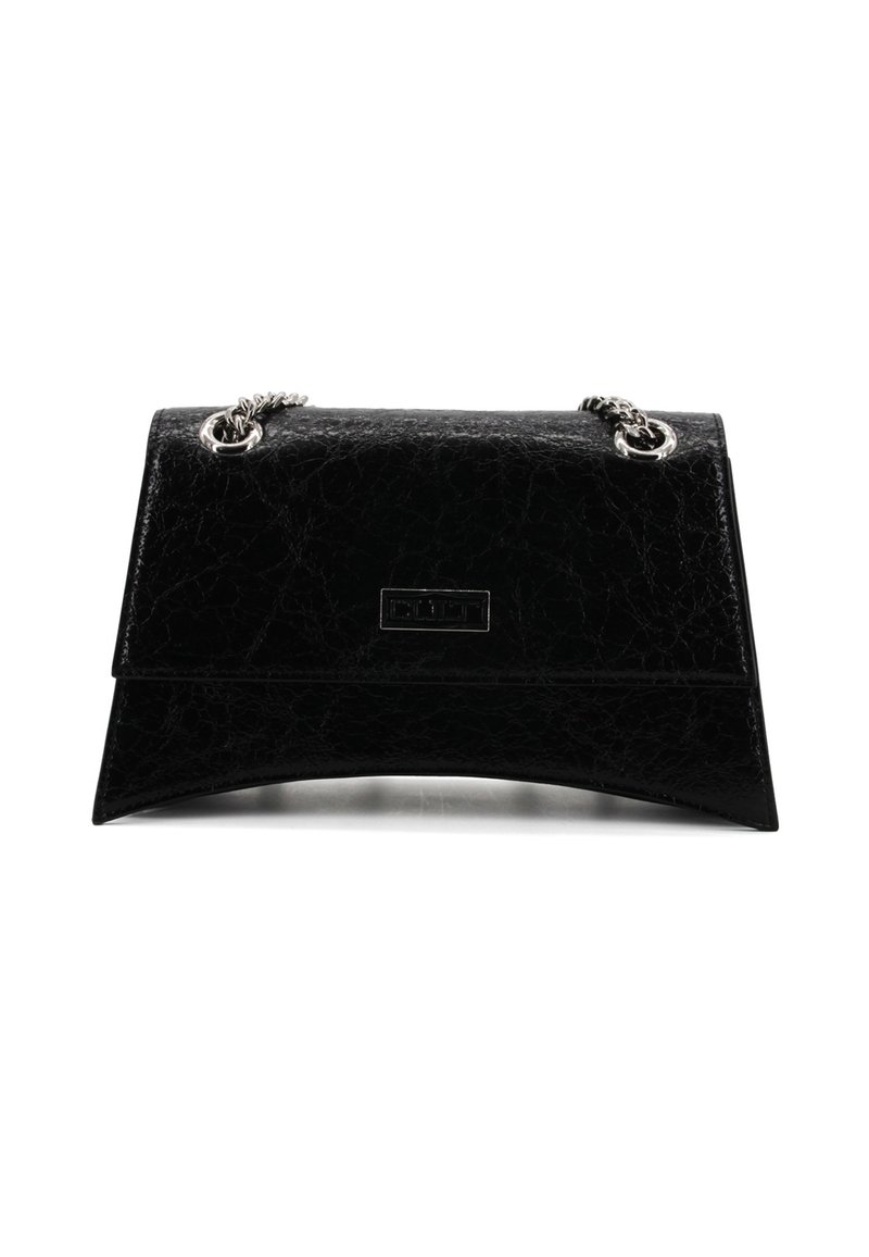 Borsa a tracolla in pelle nera con una texture crepata, fondo curvo e tracolla in catena argentata. Presenta un logo rettangolare sul davanti.