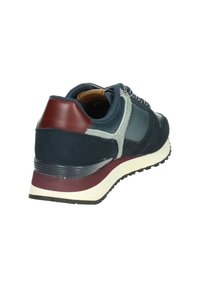 Sneaker blu navy realizzata in suede e materiali in pelle sintetica, con un cappuccio sul tallone bordeaux e dettagli grigi, e una suola in gomma bianca.