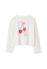 Weißer, kurz geschnittenen Pullover mit langen Ärmeln, rundem Halsausschnitt und einem grafischen Design von zwei roten Herzformen mit einer Schleife und Text.
