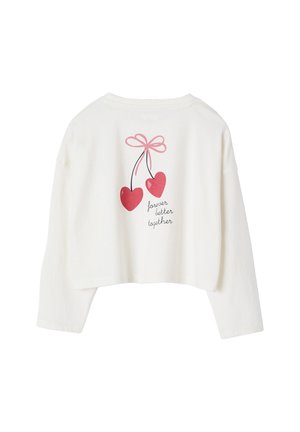 Weißer, kurz geschnittenen Pullover mit langen Ärmeln, rundem Halsausschnitt und einem grafischen Design von zwei roten Herzformen mit einer Schleife und Text.