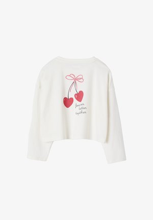 Weißer, kurz geschnittenen Pullover mit langen Ärmeln, rundem Halsausschnitt und einem grafischen Design von zwei roten Herzformen mit einer Schleife und Text.