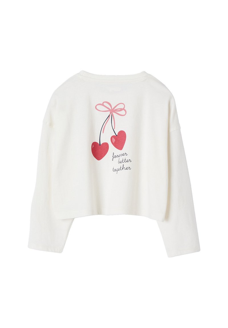Weißer, kurz geschnittenen Pullover mit langen Ärmeln, rundem Halsausschnitt und einem grafischen Design von zwei roten Herzformen mit einer Schleife und Text.