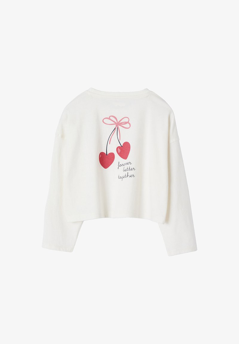 Weißer, kurz geschnittenen Pullover mit langen Ärmeln, rundem Halsausschnitt und einem grafischen Design von zwei roten Herzformen mit einer Schleife und Text.