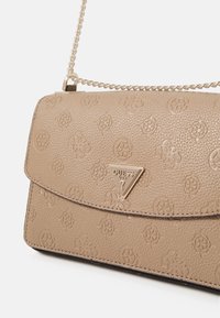 Guess CRESIDIA XBODY FLAP - Keresztpántos táska - dark taupe
