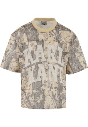 Bézs színű, rövidített hálós póló terepmintával. Vastag fehér betűkkel nyomtatott "KARL KANI" felirattal. Rövid ujjú, kerek nyakkivágással.