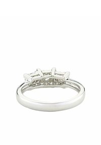 Silberner Ring mit einem glatten Band, verziert mit drei langen, spitzen Akzenten an der Oberseite, vor einem schlichten Hintergrund.