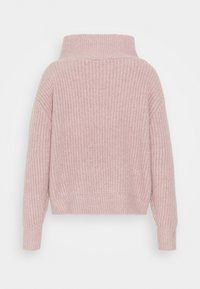 Różowy sweter z dzianiny z wysokim kołnierzem, prążkowaną strukturą, opadającymi ramionami i dopasowanymi mankietami. Krótki fason z luźnym krojem.