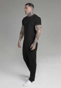SIKSILK MUSCLE FIT  - Osnovna majica kratkih rukava - black