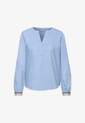 Lichtblauwe blouse met lange mouwen, een V-hals en geplooide manchetten. Gemaakt van gladde stof, met een eenvoudig ontwerp en een subtiel contrast bij de manchetten.