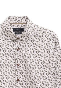 Herren weißes Hemd mit einem kleinen braunen und grünen Blättermuster und braunen Knöpfen, Bugatti-Markenlabel sichtbar im Kragen.