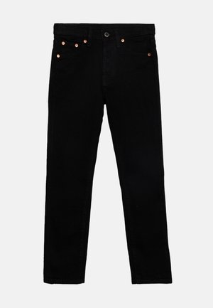 Jeans noirs à coupe droite avec fermeture par bouton et zip, poches avant et arrière, et détails de rivets en cuivre sur les poches.