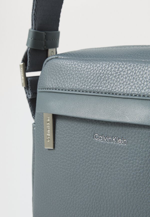 MUST REPORTER  - Cross body bag - turbulence4