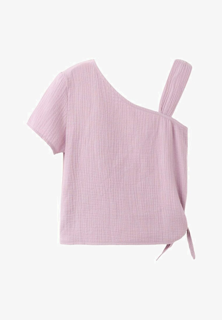 Haut texturé violet clair à manches courtes avec une bretelle tombante et un décolleté asymétrique, détail noué côté droit.