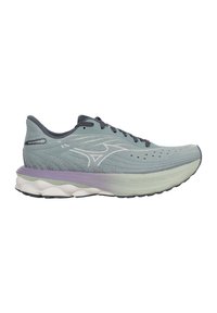 Scarpa da corsa azzurro chiaro con tomaia testurizzata, accenti grigi, suola ammortizzata con dettagli viola e verde, e un design traspirante.