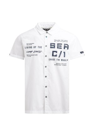 Weißes Kurzarmhemd mit Knopfleiste und marineblauem Text, darunter "SEA C/1", "Chase the Waves" und "Living by the Camp David".