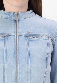 Tommy Jeans VIVIANNE BIKER JACKET - Giacca di jeans - light blue denim