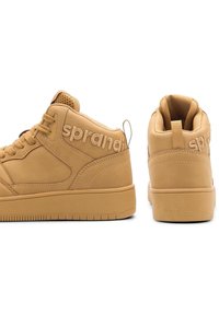 Brązowe trampki za kostkę wykonane z gładkiego materiału syntetycznego, z wyraźnym logo 'sprandi', okrągłymi sznurówkami, wyściełanym kołnierzem i teksturowaną podeszwą.