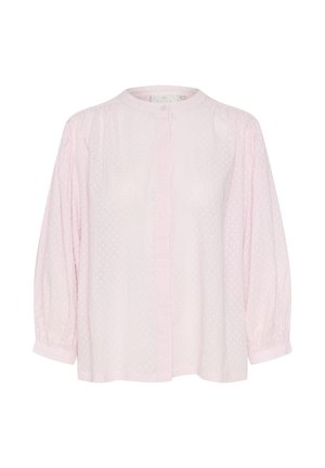 Svetlo roza bluza z dolgimi puff rokavi, sprednjim zapiranjem na gumbe in subtilno teksturo pikic. Okrogli izrez in sproščen kroj.