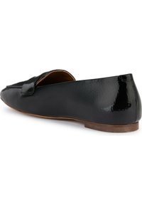 Mocassino in pelle verniciata nera con punta arrotondata e suola piatta. Presenta un delicato dettaglio a fiocco sulla parte superiore e una texture liscia.