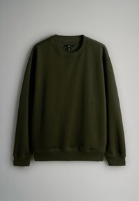 Olive zelený pulóver, vyrobený z jemnej látky, má okrúhly výstrih, dlhé rukávy a rebrované manžety s jednoduchým, čistým dizajnom.