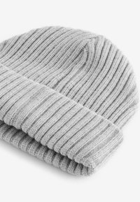 Béret tricoté gris avec une texture côtelée et un revers replié, fabriqué dans un matériau doux, présentant une finition lisse sans motifs supplémentaires.