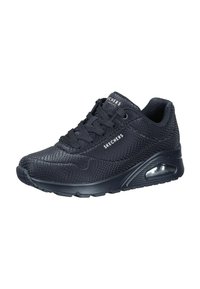 Zwarte Skechers sneaker met een gestructureerde bovenkant, ronde neus, vetersluiting en luchtkussentjes in de zool. Bevat minimale merkvermelding.