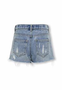 Izbalēti zili džinsu šorti ar plīsušu apakšmalu. Iekļautas aizmugures kabatas un nolietotais dizains, ar augstu vidukļa līmeni un pieguļošu siluetu.