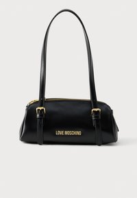 Μαύρη δερμάτινη τσάντα με διπλές λαβές, κλείσιμο με φερμουάρ και χρυσά γράμματα μάρκας στην πρόσοψη. Λείο υφή με δομημένη σιλουέτα.