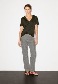 Massimo Dutti FLOWING V-NECK WITH SHORT SLEEVES - Jednoduché tričko - black