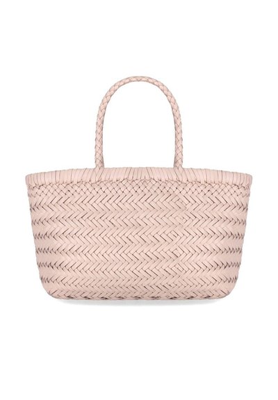 Sac cabas tissé rose clair avec deux poignées tressées et un motif chevron sur fond blanc.