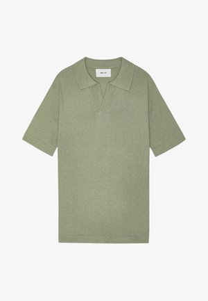 Korte mouwen olijfgroene poloshirt met open kraag en geribbelde randen, eenvoudig ontwerp, label binnenin de kraag met de tekst "NN. 07".