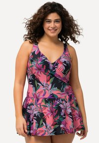 Robe de bain florale avec des fleurs tropicales roses et violettes sur un fond noir. Dotée d'un décolleté en V et d'une jupe évasée. Fabriquée en tissu extensible.