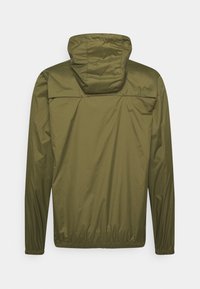 Giacca leggera verde oliva, dotata di cappuccio, polsini elastici e fondo arricciato. Tessuto morbido senza motivi o hardware visibili.