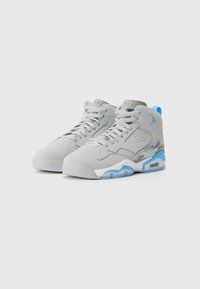 Lys grå høye sneakers med perforert design, blå detaljer og hvit såle. Har en synlig Air-dempingsenhet.