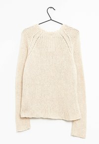 Beige stickad tröja med rund halsringning och långa ärmar. Texturerat tyg med lösa stygn och scalloped kant vid kragen.